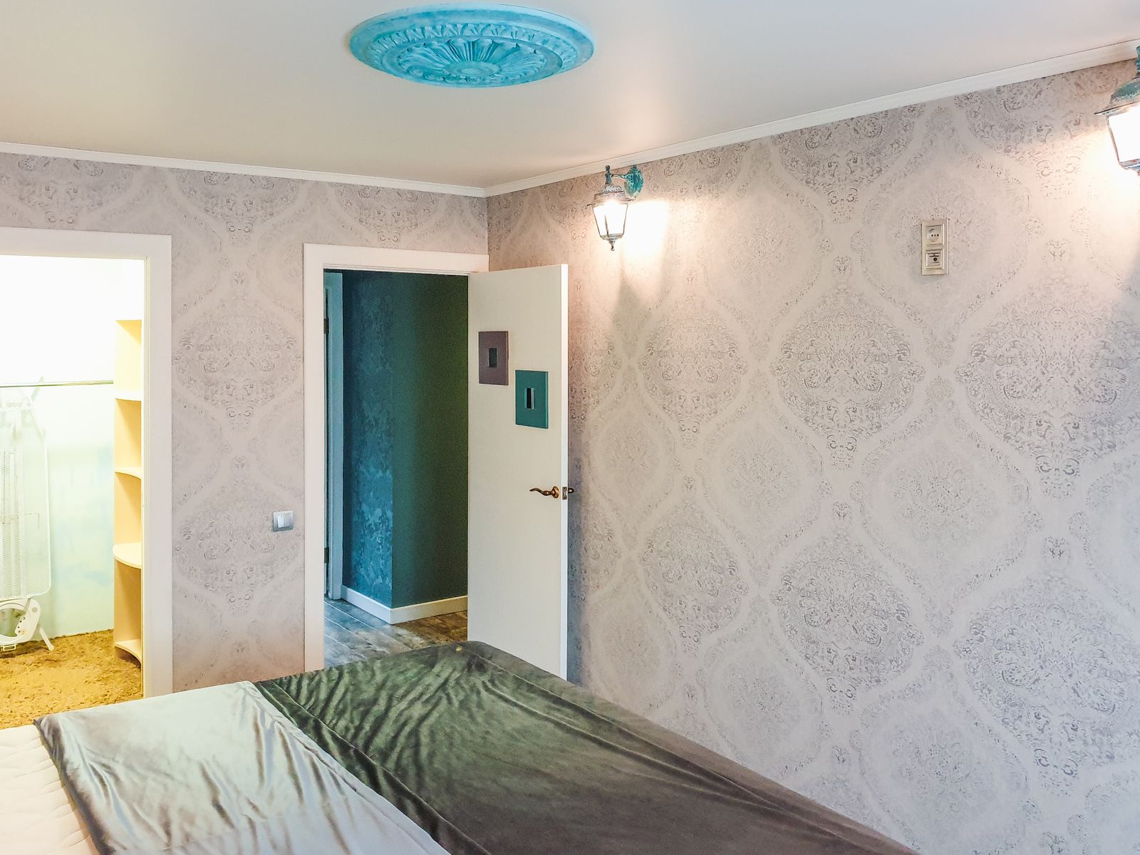 Dining room ceiling — small-scale geometric